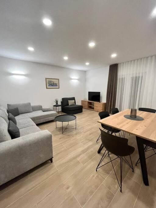 Blue Apartment With Shared Pool Split Luaran gambar
