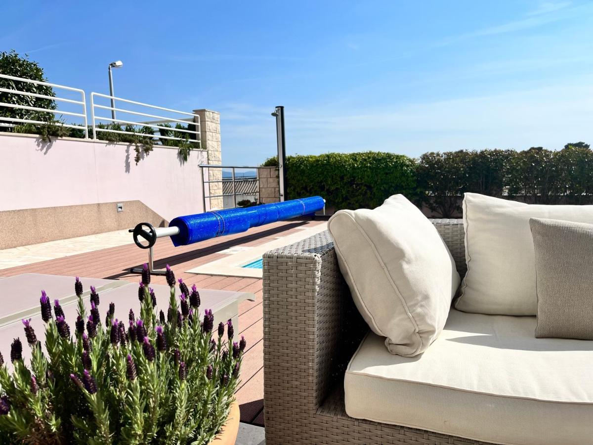 Blue Apartment With Shared Pool Split Luaran gambar