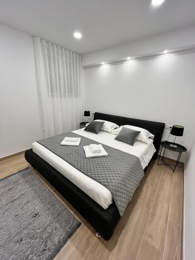 Blue Apartment With Shared Pool Split Luaran gambar